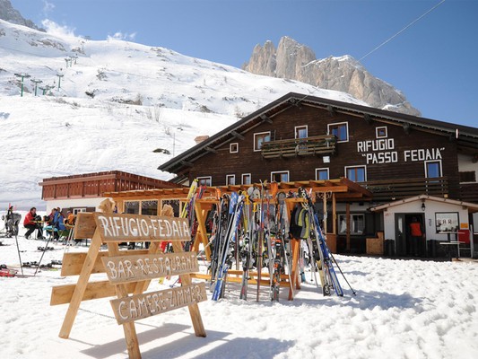 Foto Außenansicht Berghütte mit Zimmern Passo Fedaia