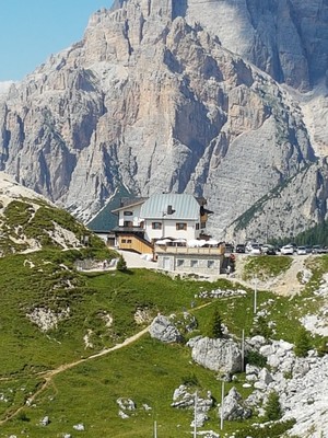 Foto esterno Rifugio con camere Valparola