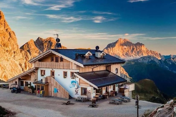Foto Außenansicht Berghütte mit Zimmern Averau