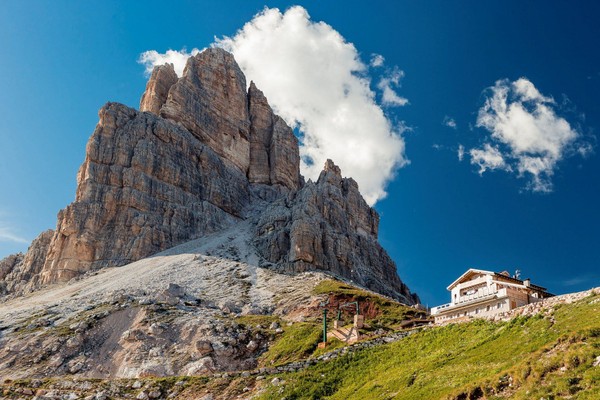 Foto Außenansicht Berghütte mit Zimmern Averau