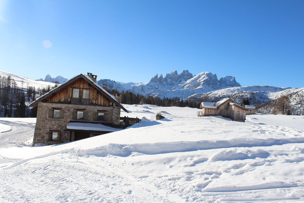 Photo exteriors Mountain hut Fuciade