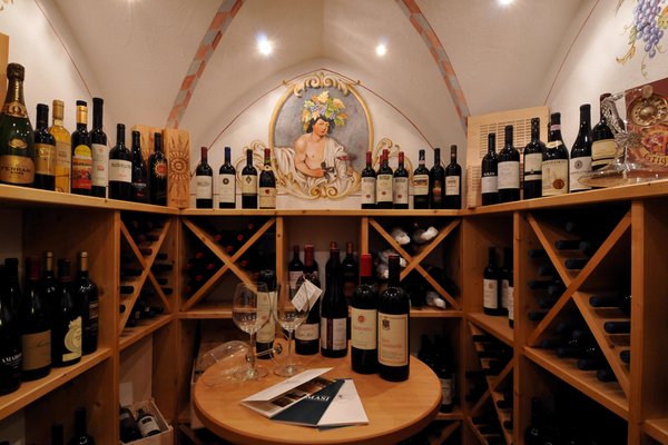 La cantina dei vini Pozza di Fassa La Stua de Jan