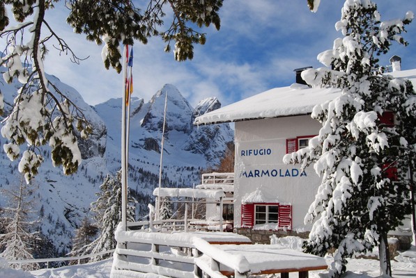 Foto esterno Rifugio con camere Castiglioni Marmolada