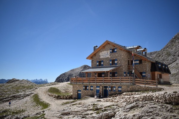 Foto esterno Rifugio con camere Antermoia