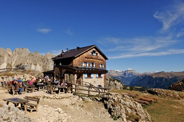 Foto esterno Rifugio con camere Roda di Vaèl - Rotwandhütte