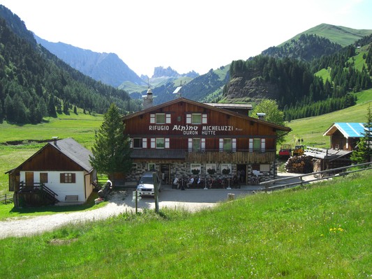 Foto Außenansicht Berghütte mit Zimmern Micheluzzi
