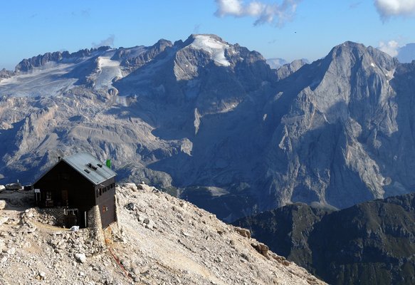 Sommer Präsentationsbild Berghütte mit Zimmern Capanna Piz Fassa