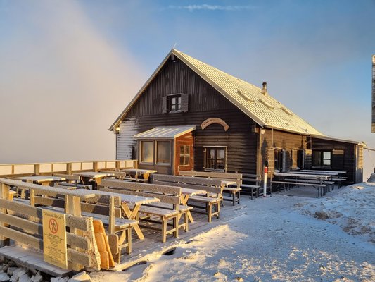 Winter Präsentationsbild Berghütte mit Zimmern Capanna Piz Fassa