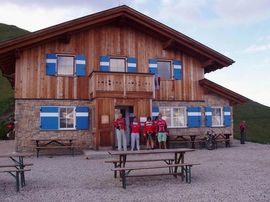 Foto Außenansicht Berghütte mit Zimmern Viel dal Pan