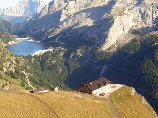Position Mountain hut with rooms Viel dal Pan Canazei