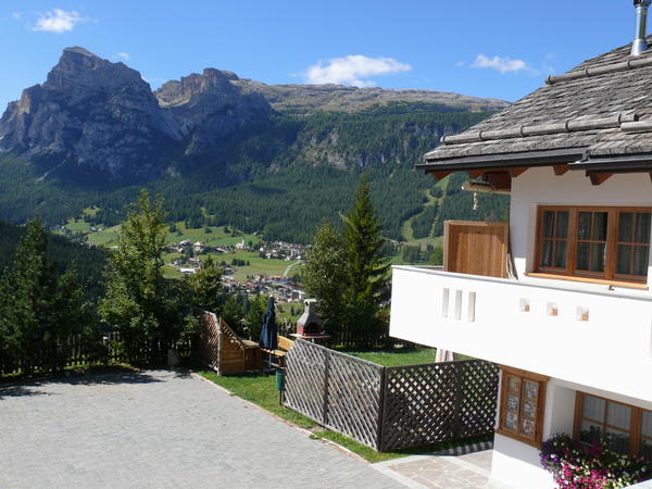 Foto Außenansicht im Sommer Apartments Ciasa Eghes