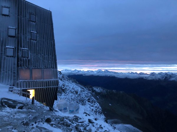 Photo exteriors in winter Rifugio con camere Al Sasso Nero / Schwarzensteinhütte