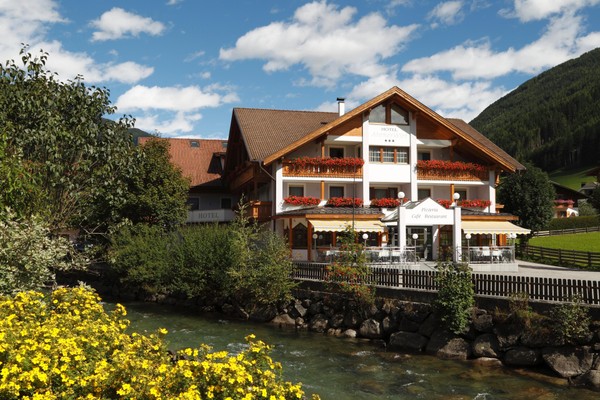 Foto estiva di presentazione Ahrner Wirt - Ristorante Pizzeria