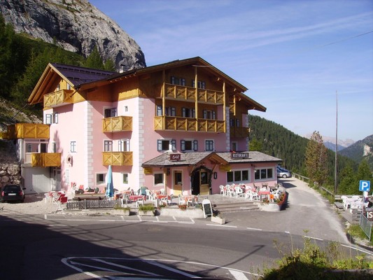 Photo exteriors Mountain Hut-Hotel Dolomia