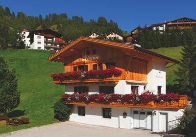 Foto Außenansicht B&B + Ferienwohnungen Fraina
