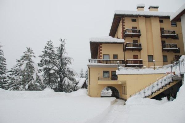 Foto esterno in inverno Corona