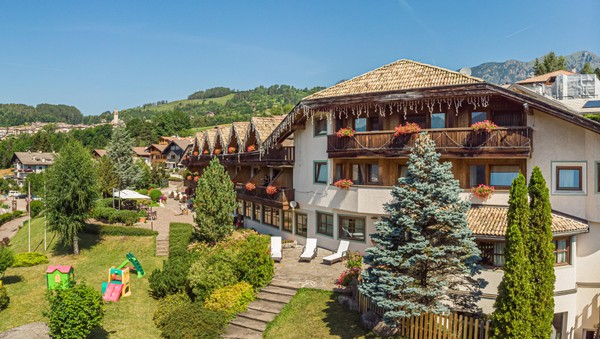 Foto esterno in estate Bellacosta Parkhotel