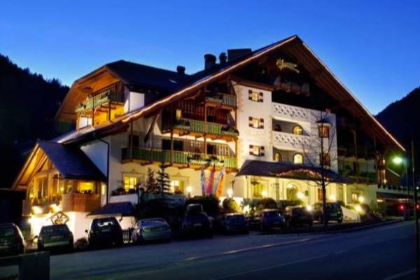 Foto esterno in estate Berghotel Miramonti