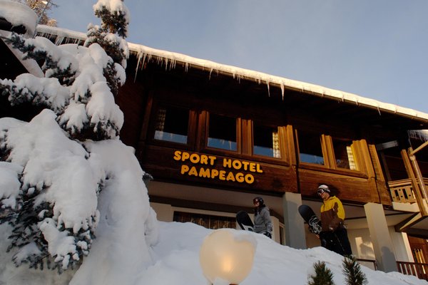 Foto esterno in inverno Sport Hotel Pampeago