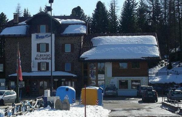 Foto esterno Hotel Bucaneve