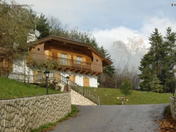 Foto esterno in estate Perlaie