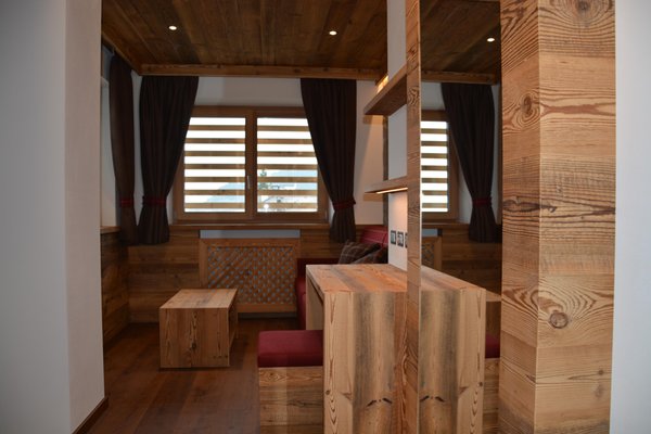 La zona giorno DOLOMITES B&B - Suites, Apartments and SPA
