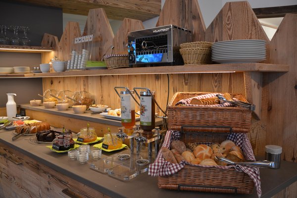 La colazione DOLOMITES B&B - Suites, Apartments and SPA