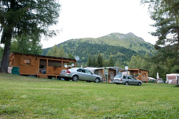 Foto esterno in estate Fiemme Village Camping&Resort