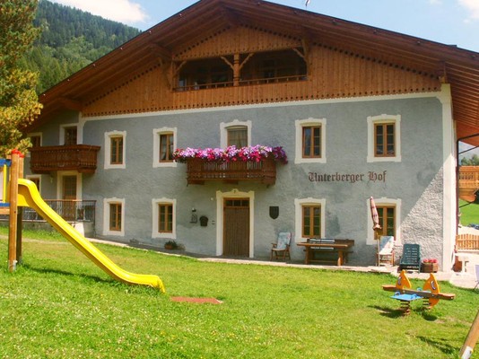 Foto esterno B&B + Appartamenti in agriturismo Unterbergerhof