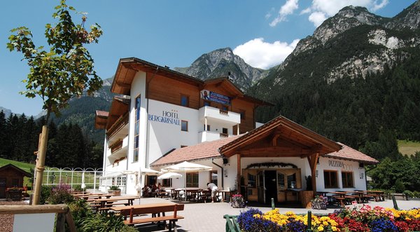 Foto estiva di presentazione Hotel Bergkristall