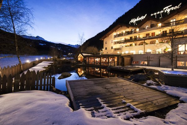 Foto esterno in inverno Alphotel Tyrol & Chalets Mons Silva