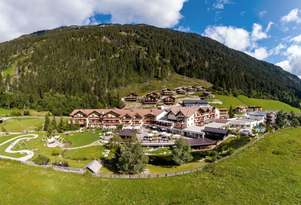 Foto Außenansicht Alphotel Tyrol & Mons Silva Luxury Chalets