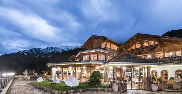 Foto Außenansicht Hotel Taljörgele