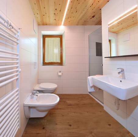 Foto del bagno Appartamenti in agriturismo Heiserhof
