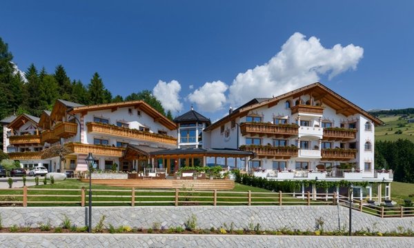 Foto estiva di presentazione Hotel Lärchenhof
