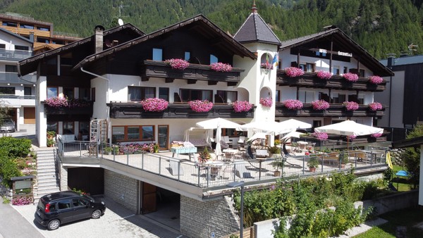 Foto esterno Hotel + Residence Gurnatsch