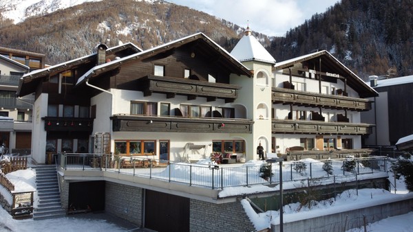 Foto esterno Hotel + Residence Gurnatsch