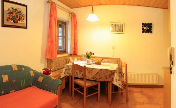 Der Wohnraum Anratterhof - Ferienwohnungen auf dem Bauernhof 3 Blumen