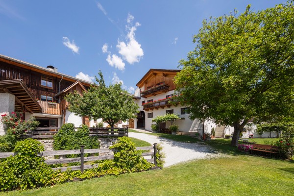 Photo exteriors Farmhouse B&B + Apartments Strasserhof