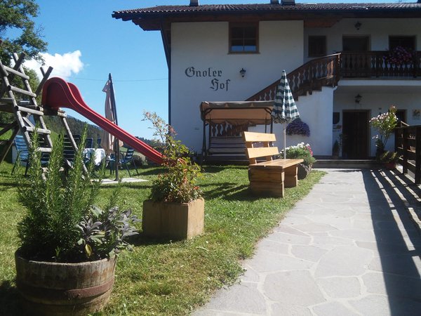 Foto esterno in estate Gnoler Hof