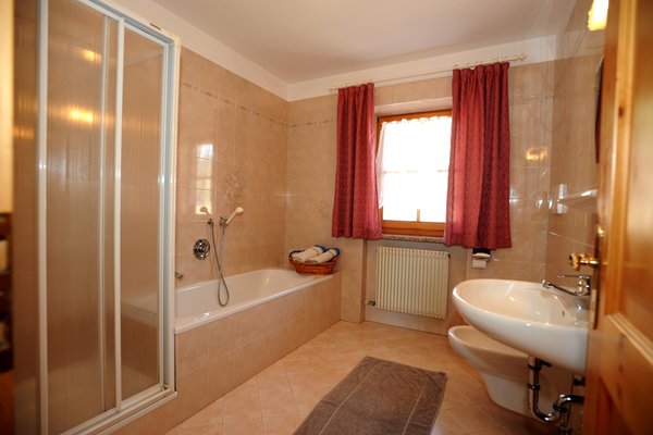 Foto del bagno Appartamenti in agriturismo Schweiggerhof