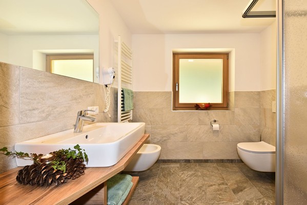 Foto del bagno Appartamenti in agriturismo Planatschhof