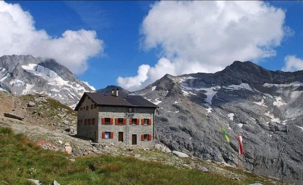 Photo exteriors Mountain hut Hochfeilerhütte