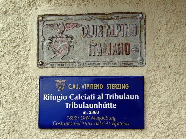 Foto di alcuni dettagli Rifugio Tribulaunhütte