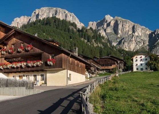 Foto Außenansicht Ferienwohnungen Ciasa Altonn