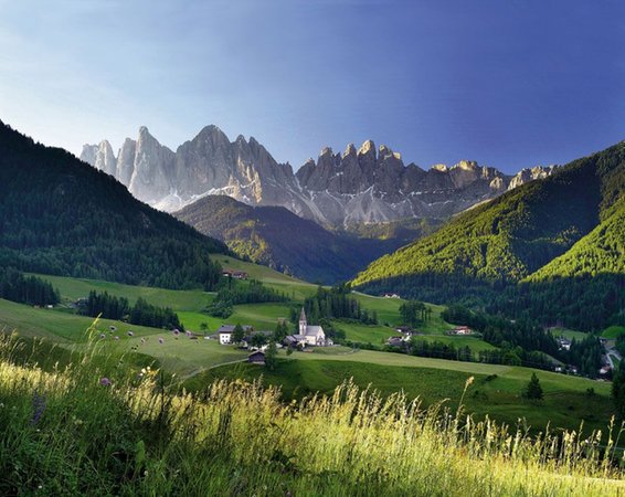 Foto estiva di presentazione Associazione turistica Dolomiti Val di Funes