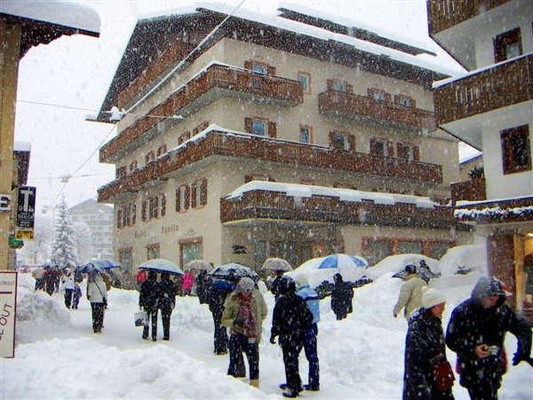Photo exteriors B&B-Hotel Aquila Cortina