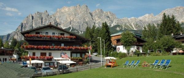 Foto estiva di presentazione Sport Hotel Cortina