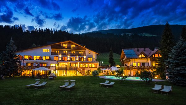 Foto esterno in estate Helmhotel