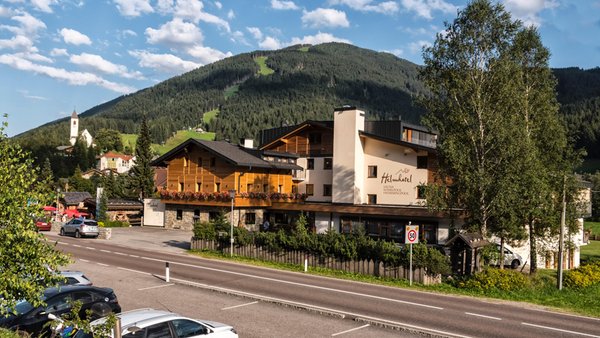 Foto esterno in estate Helmhotel